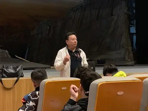 王实甫大剧院为了给定兴县人民奉献一场精彩的演出,剧组人员们早早