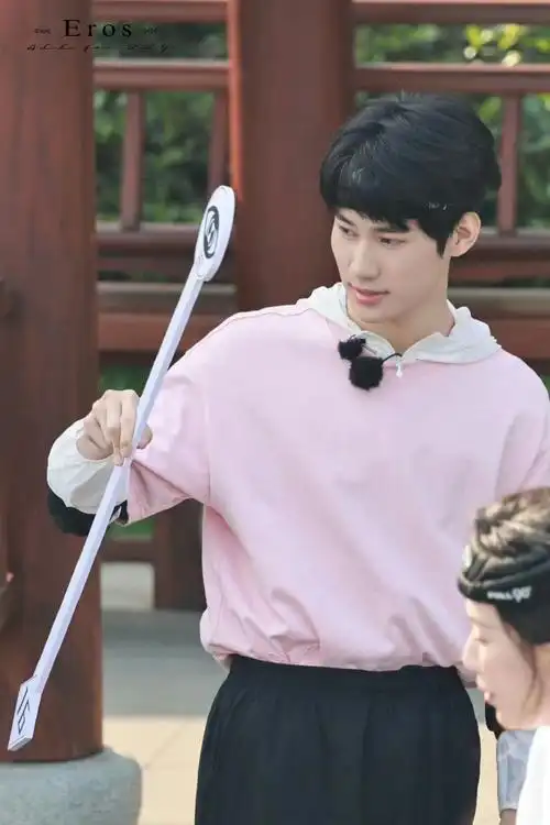 张真源全员加速中饭拍##张真源发带造型