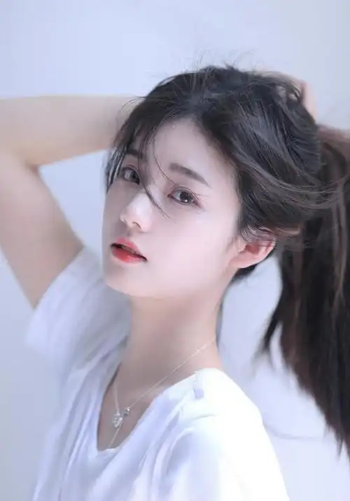 肤色和颜值很重要.肤色白皙让女孩的气质翻了一倍,无需过多修饰!