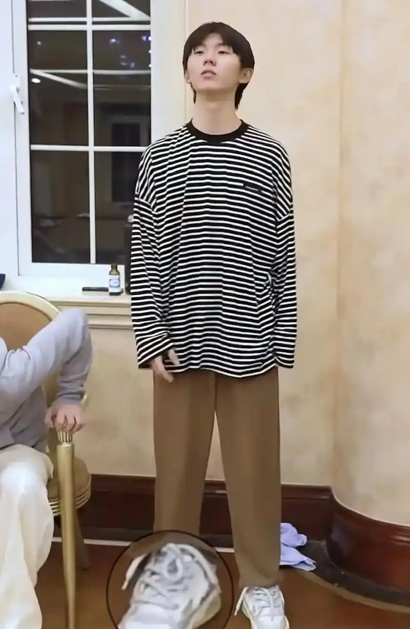 网上冲浪发现马嘉祺脚上的竟然是 o - 抖音