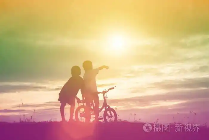 两个小男孩自行车剪影
