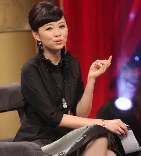 【图】东方卫视主持人周瑾争当第一铁粉 张信哲是其恋爱"绊脚石"