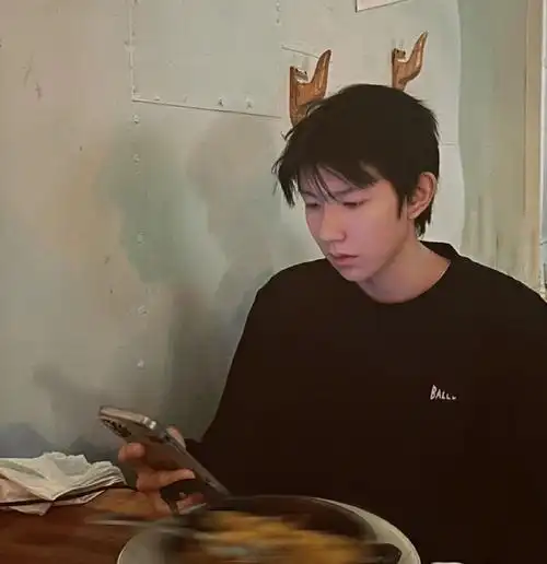 王源 素颜独有故事感 老公感  @tfboys-王源#王源看我们如何相遇vlog