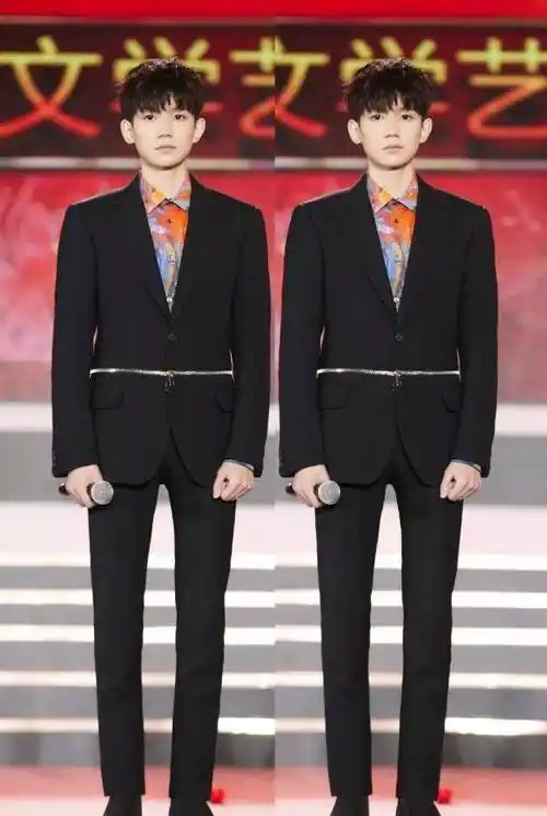 王源拿着手机的样子很乖,看上去像是在等"女朋友"_因为_人家_同学