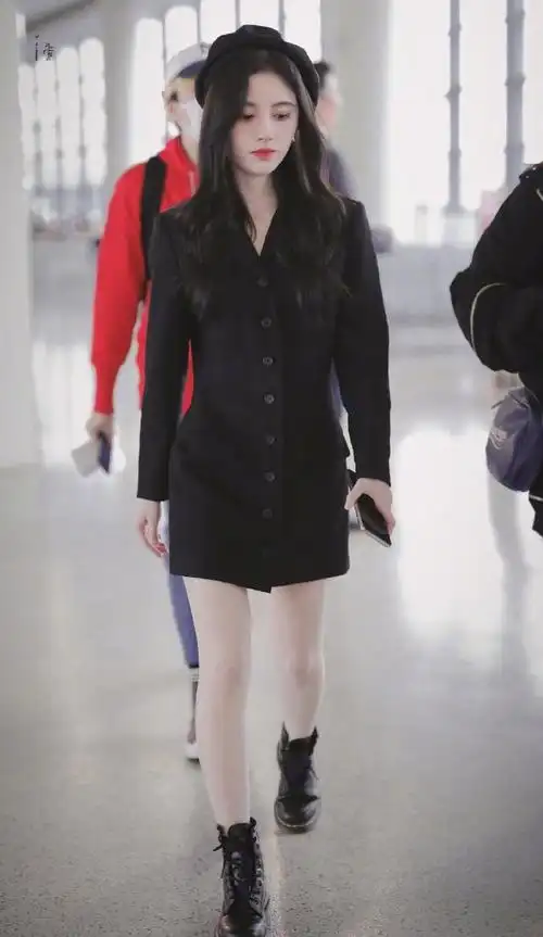 罕见鞠婧祎扮高冷,皮肤白皙生图也耐看,脚踩马丁靴化身甜酷girl_网易