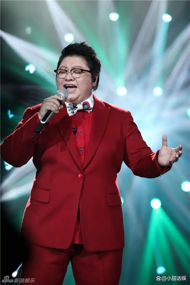 韩红变了,暴瘦40斤,瘦出线条美,扎丸子头,女人味十足!