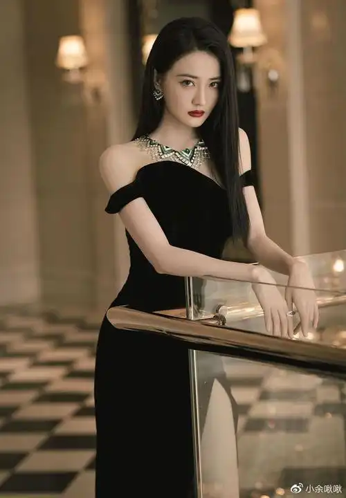 更是一举成为多少人的梦中女神,图中徐璐依靠帷幕,身穿开叉旗袍下装