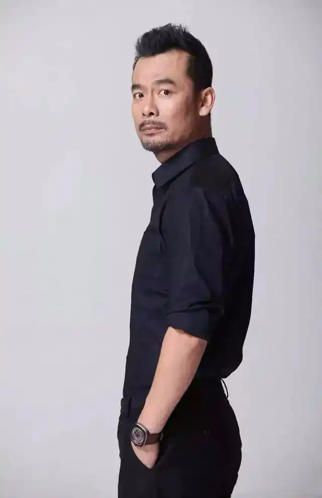 他是一位国家一级演员,是一位在银幕上的硬汉,自2