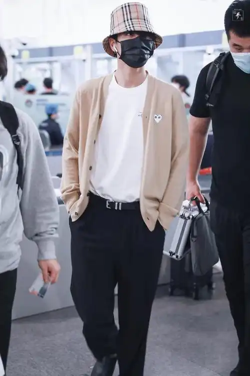 林彦俊机场穿搭分享,格纹渔夫帽休闲风十足
