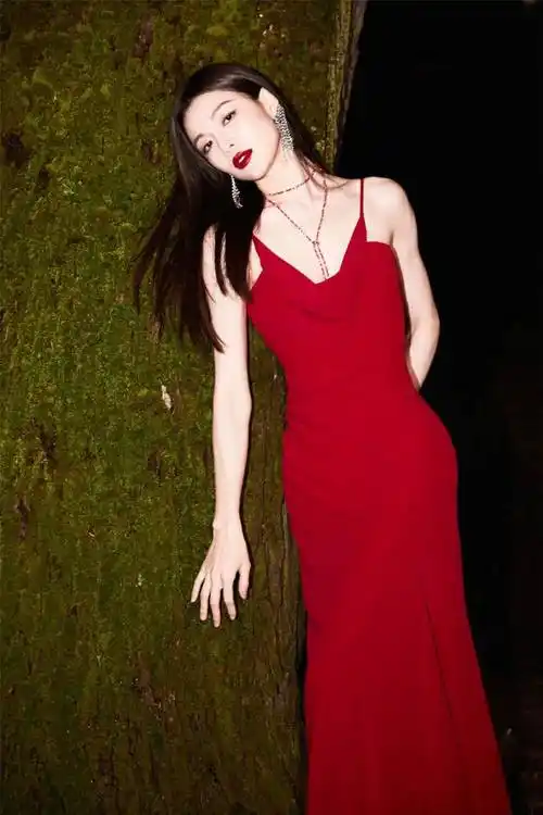 原创钟楚曦大胆挑战红色吊带裙眼神妩媚撩人心弦摇曳生姿性感又高级