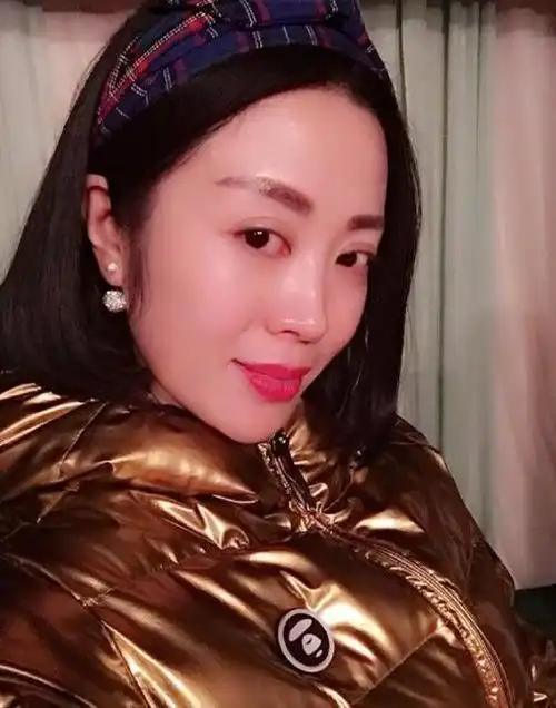 王小利前妻美丽动人,儿子帅气,还曾说哭过赵本山