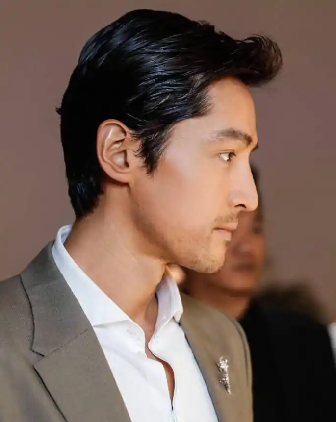 的确白净的胡歌气质十足,更深受大家的喜欢.