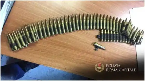 度假旅游太土豪, 暴露银行劫匪行踪 / 有人绑一身机枪子弹要进斗兽