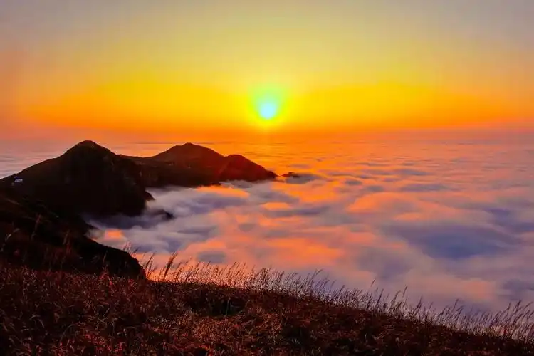 山中自有颜如玉,登上金顶观日出