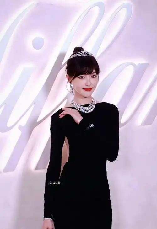 16号当天,演员唐嫣身着皇冠并搭配露背黑色修身短裙,与高档珠宝一同在