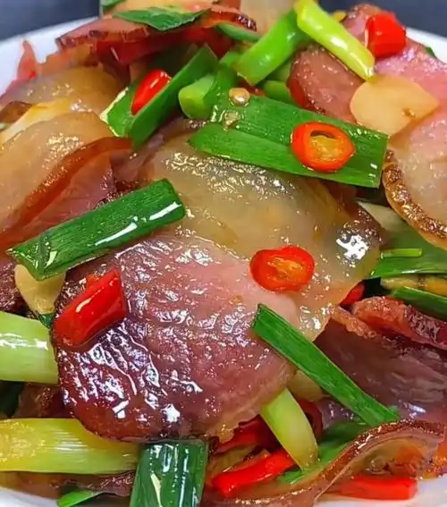 四川美食蒜苗炒腊肉