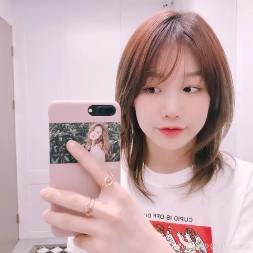 看这张自拍照上的手机壳,画面中徐梦洁本人发量大概是现在的3倍不止