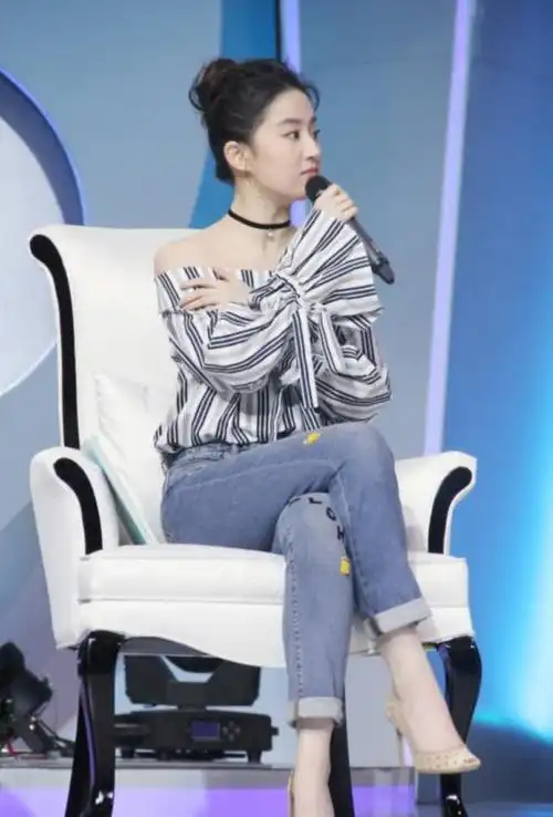 刘亦菲天生一张上镜脸,粉t恤 牛仔裤美炸天,这是恋爱的感觉!