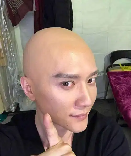 吴亦凡演唐僧时候的光头造型好评如潮.