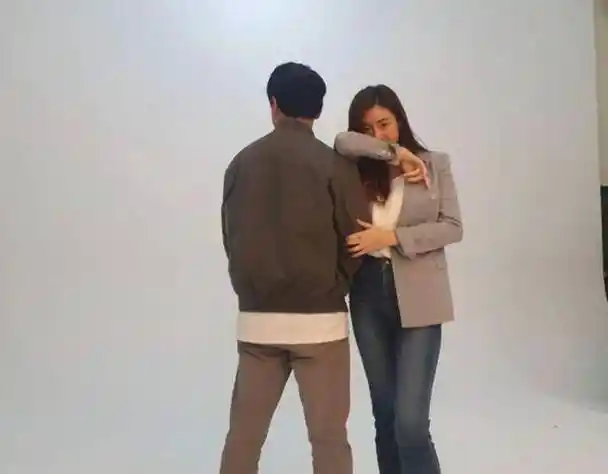 婚后首晒照罕见穿宽松衣遮肚,上月嫁大8岁医生_姜素拉_老公_身材