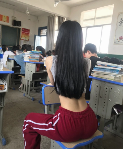 还记得那个高中露脐装女孩子吗她的新写真更漂亮