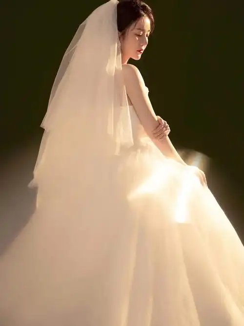 不嫁人也可以穿婚纱呀~女孩子一定要为自己穿一次婚纱,无关爱情,无关