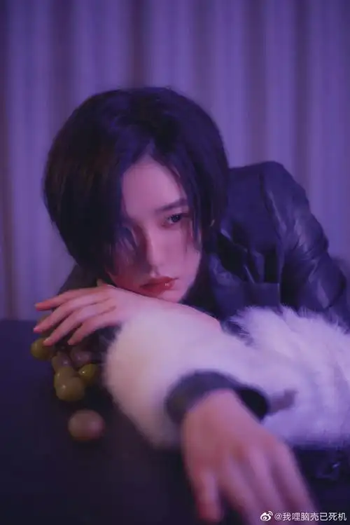 随拍#陆柯燃光影氛围感随拍,黑色皮衣造型 光影,满分帅气的柯燃是啦