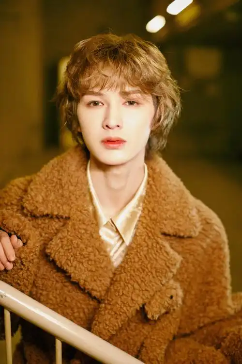 朱正廷红毯展示手指柔韧度##朱正廷英伦复古风造型