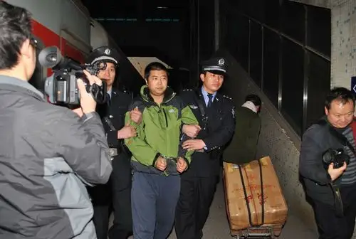 3逃犯昨日押解到洛阳