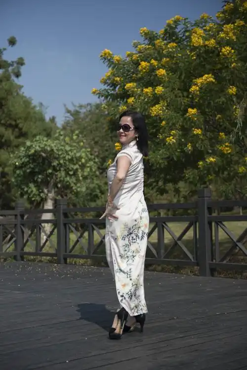 旗袍美人舞秋风 - 美篇