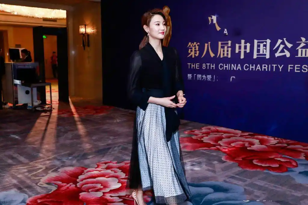 最美警花侯梦莎气质太出众衬衫半裙搭配低马尾网友天然美