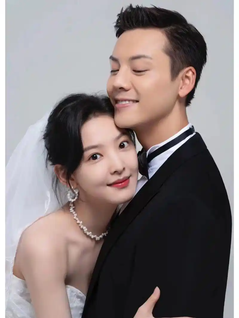 陈伟霆章若楠婚纱照真的超甜哎!