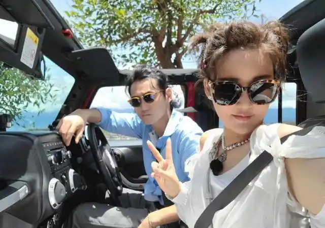 袁弘张歆艺大理录综艺,两人坐在敞篷车里比耶,甜蜜放闪