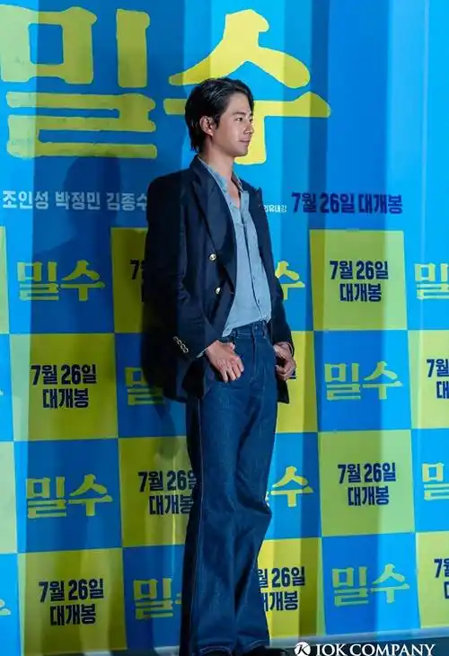 「身高比例超好」韩剧男星_赵寅成_身材_西装