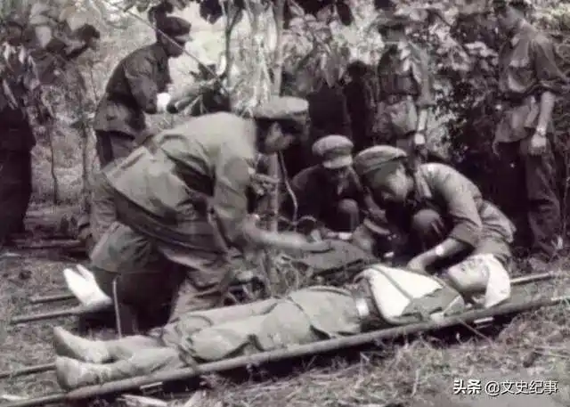 1984年收复老山仅主攻团一天就牺牲150多人烈士安葬不忍细看