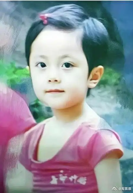 《一周的朋友》期间@赵今麦angel晒出的童年照,从小可爱到大的麦麦