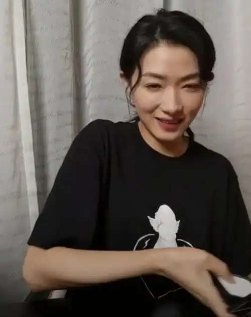 宋茜素颜直播无惧镜头怼脸拍皮肤略黑赢在气质皮肤细腻无皱纹