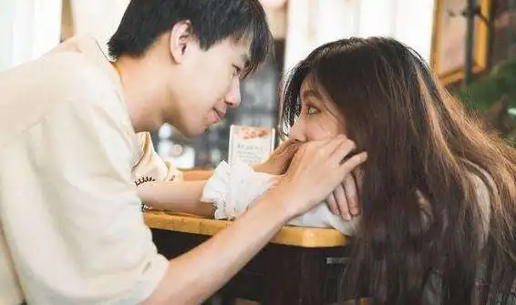 女子帮男友口被央求拍视频没想到出现在闺蜜群我选择报警