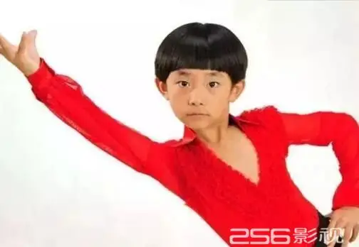 易烊千玺小时候和现在的变化太大(2)