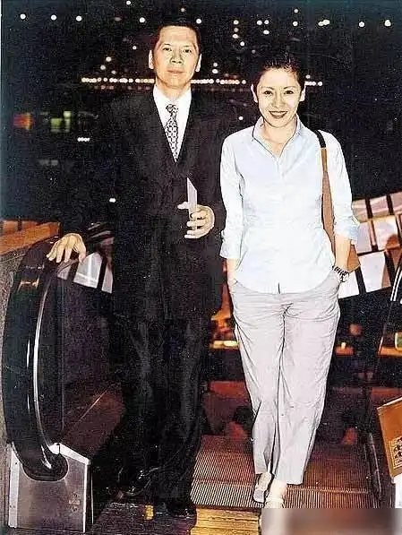 向太年轻时候照片曝光素色穿搭魅力时尚一颦一笑让人心动