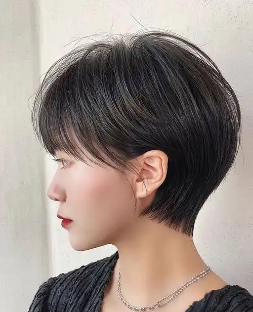 黑茶色减龄短发