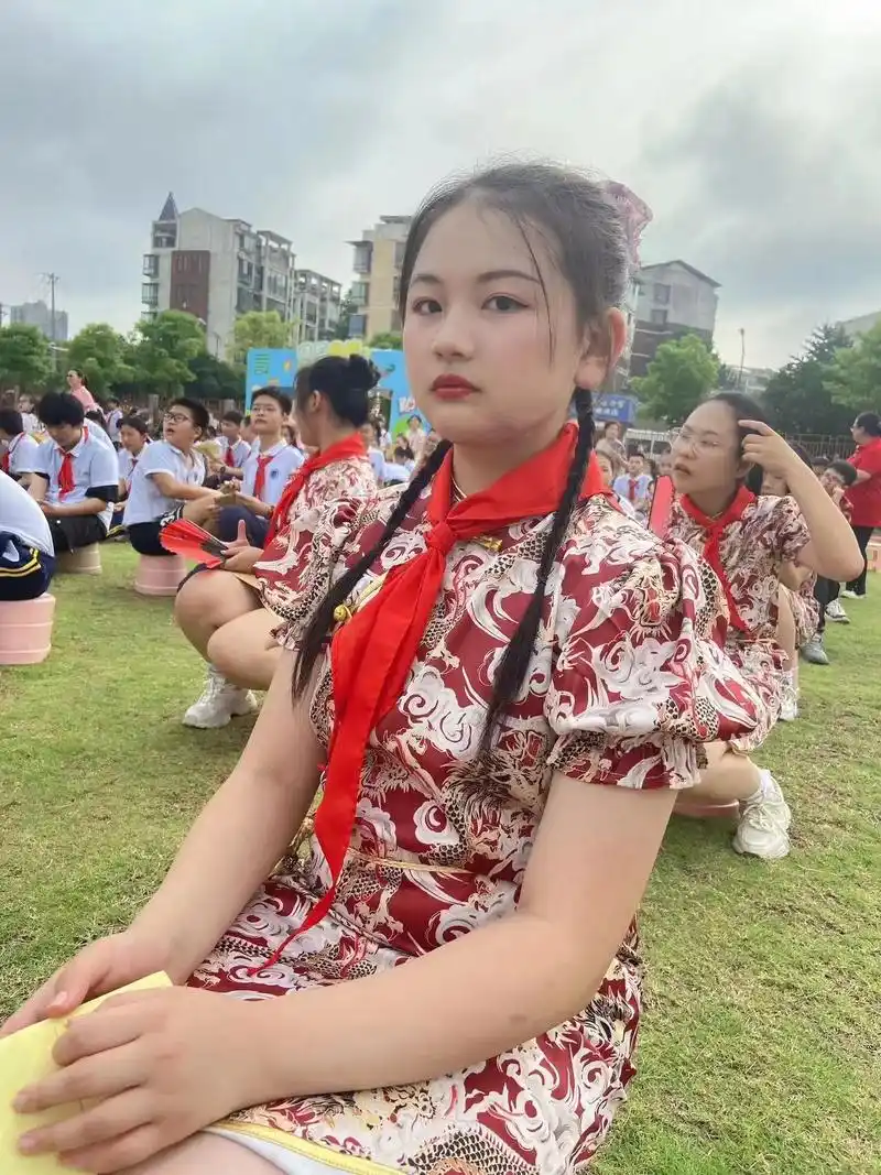 时光匆匆,转眼我的女孩六年级毕业了,感恩所有老师的辛勤付出, - 抖音