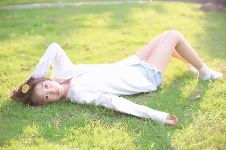 小清新丸子头美女白衬衫诱惑写真桌面壁纸