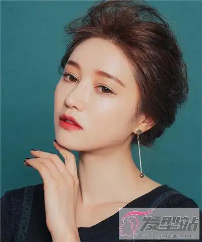 中分发型女盘发蓬松感盘发尽显优雅大方范