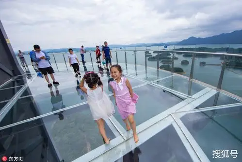 99米庐山西海之星玻璃观光塔即将开始正式营业