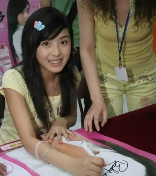 而张含韵作为从第一季《超级女声》中脱颖而出的歌手,自然在那个年代