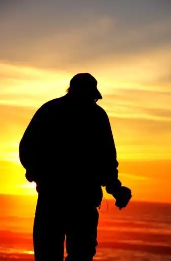夕阳下的沧桑老人图片,夕阳余晖下的老人图片
