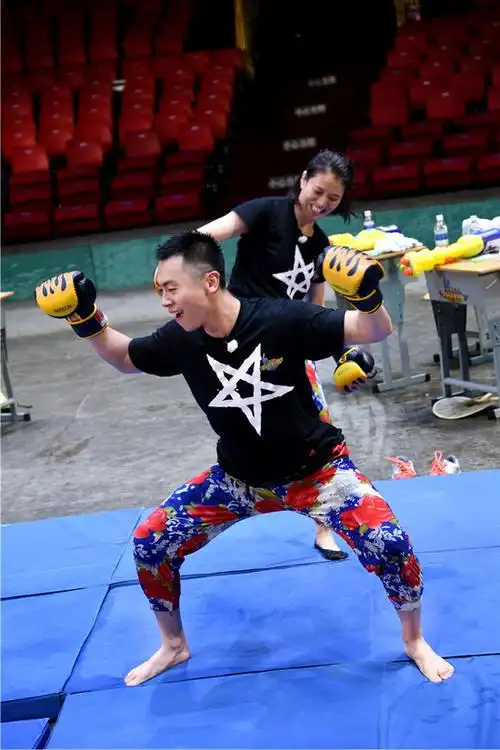 《真心》朱亚文袁咏仪互用嘴撕裤 网友:太拼