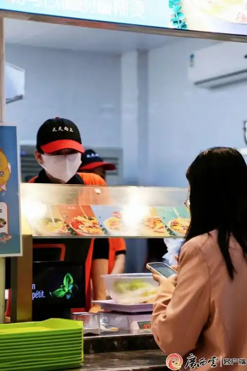 在南宁师范大学食堂内,学生前来享用午餐.学校供图