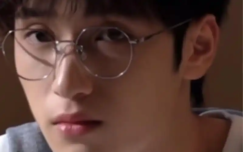 严浩翔做梦素材|老公是大学教授…"啊啊啊,他戴眼镜怎么这么帅?